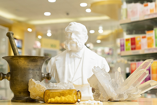 Im Hintergrund: eine Büste von Dr. Wilhelm Schüßler, im Vordergrund: Präparat in Tablettenform Im Hintergrund: eine Büste von Dr. Wilhelm Schüßler, im Vordergrund: Präparat in Tablettenform